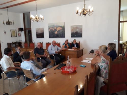 L'assessore FVG alle Finanze, Barbara Zilli, durante l'incontro a Remanzacco (Ud) con la Giunta comunale